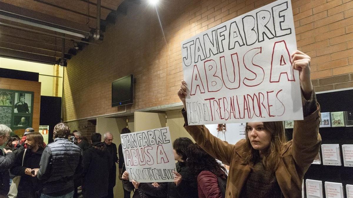 Protesta contra Jan Fabre en el Teatre de Salt.