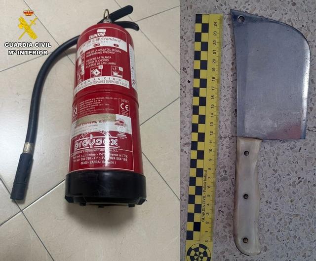 Extintor con el que presuntamente se forzó la puerta y hacha de cocina intervenida.