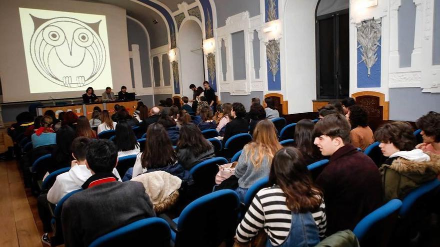 A la izquierda, un momento del acto.