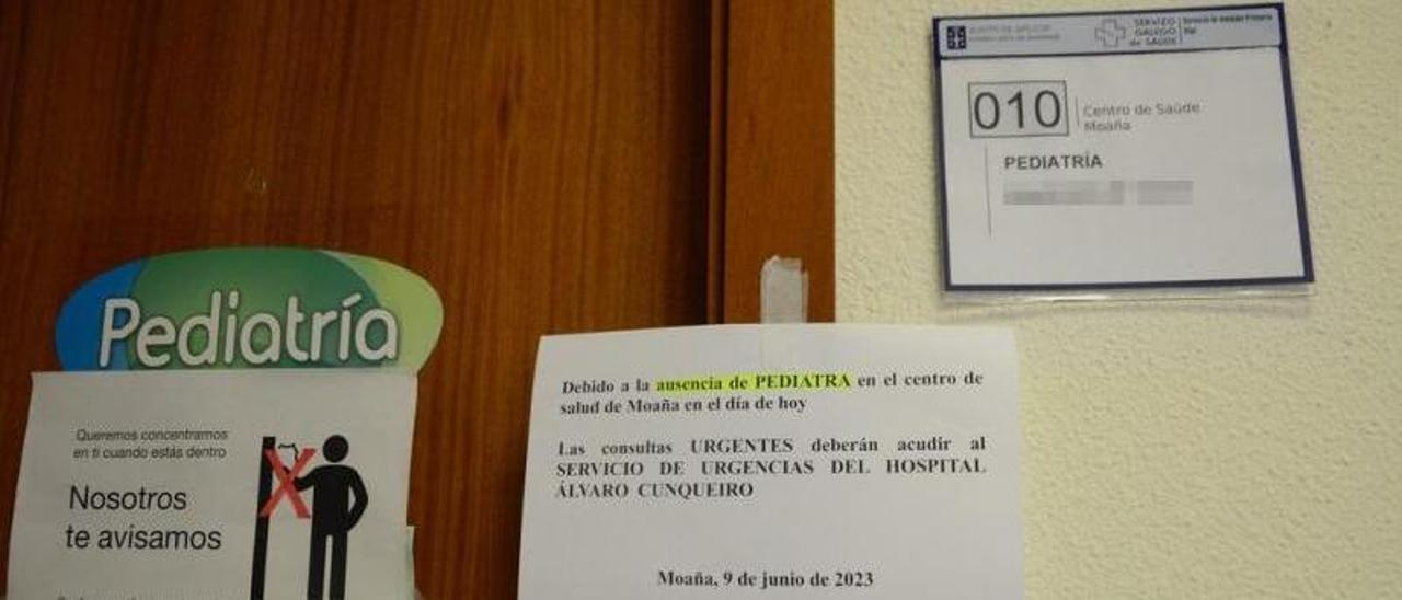 Uno de los carteles alertaba de la falta de pediatra en la entrada y el otro en la consulta. |  G. NÚÑEZ