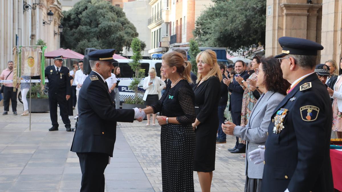 Marco le entrega la distinción al inspector Pascual Barreda, este jueves, en la plaza Mayor.