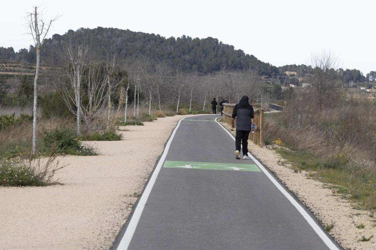 Corredores y viandantes transitan por la vía verde de Xàtiva.