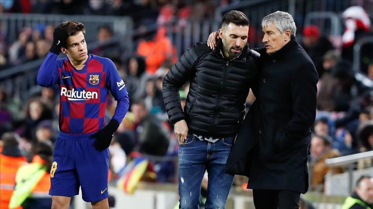 Puig mira a los dos entrenadores del Barcelona