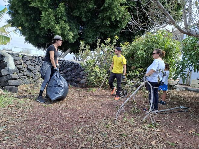 La comunidad educativa del CEIP César Manrique Cabrera adecenta el gran jardín del centro
