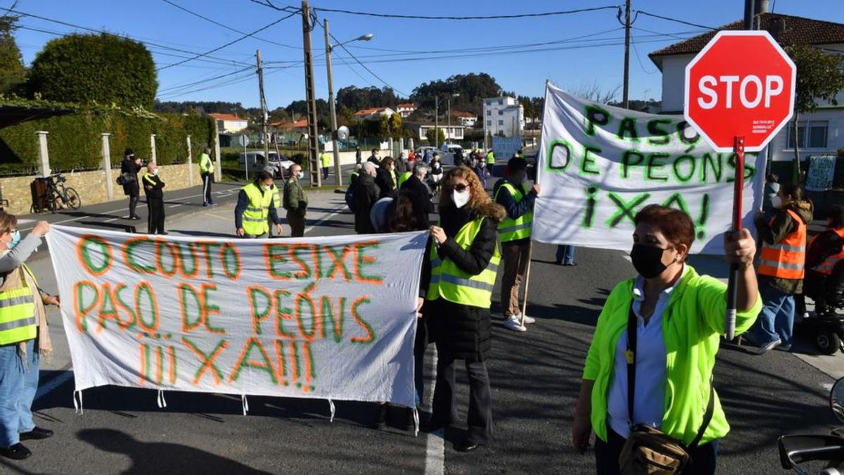 Concentración para exigir un paso en O Couto, en enero.   | // VÍCTOR ECHAVE