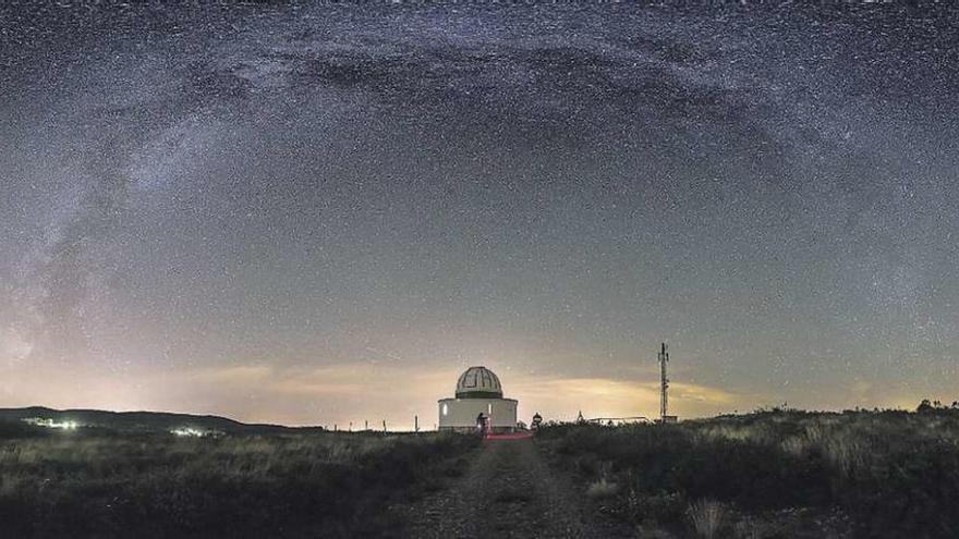 Panorámica de 200 grados de visión nocturna del Observatorio Astronómico de Forcarei coronado por la Vía Láctea.