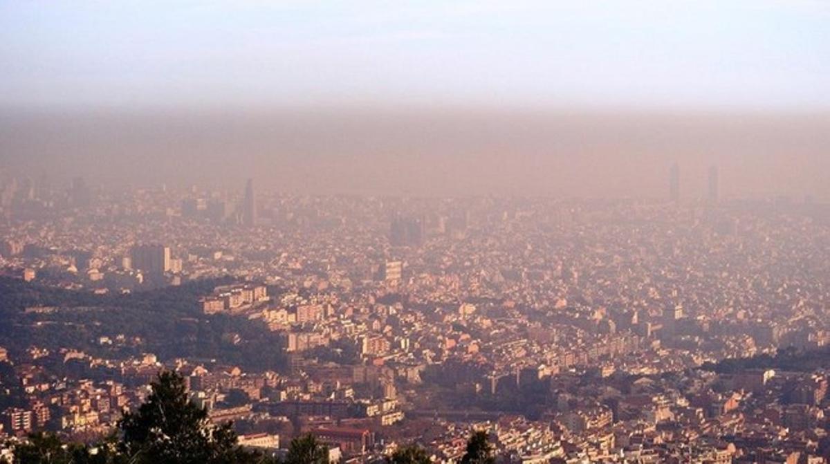 Panorámica de Barcelona desde el observatorio Fabra, en Collserola, con una gran boina de contaminación sobre la ciudad. 