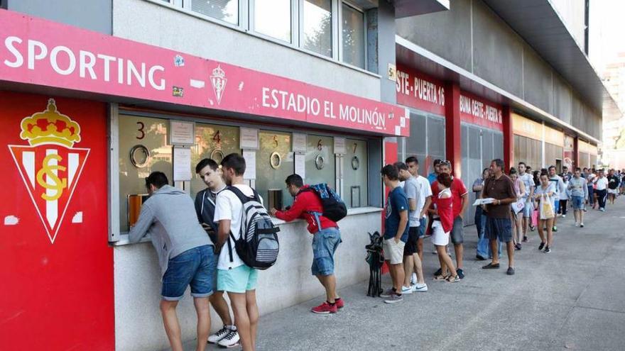 Colas en El Molinón en la apertura de las taquillas.