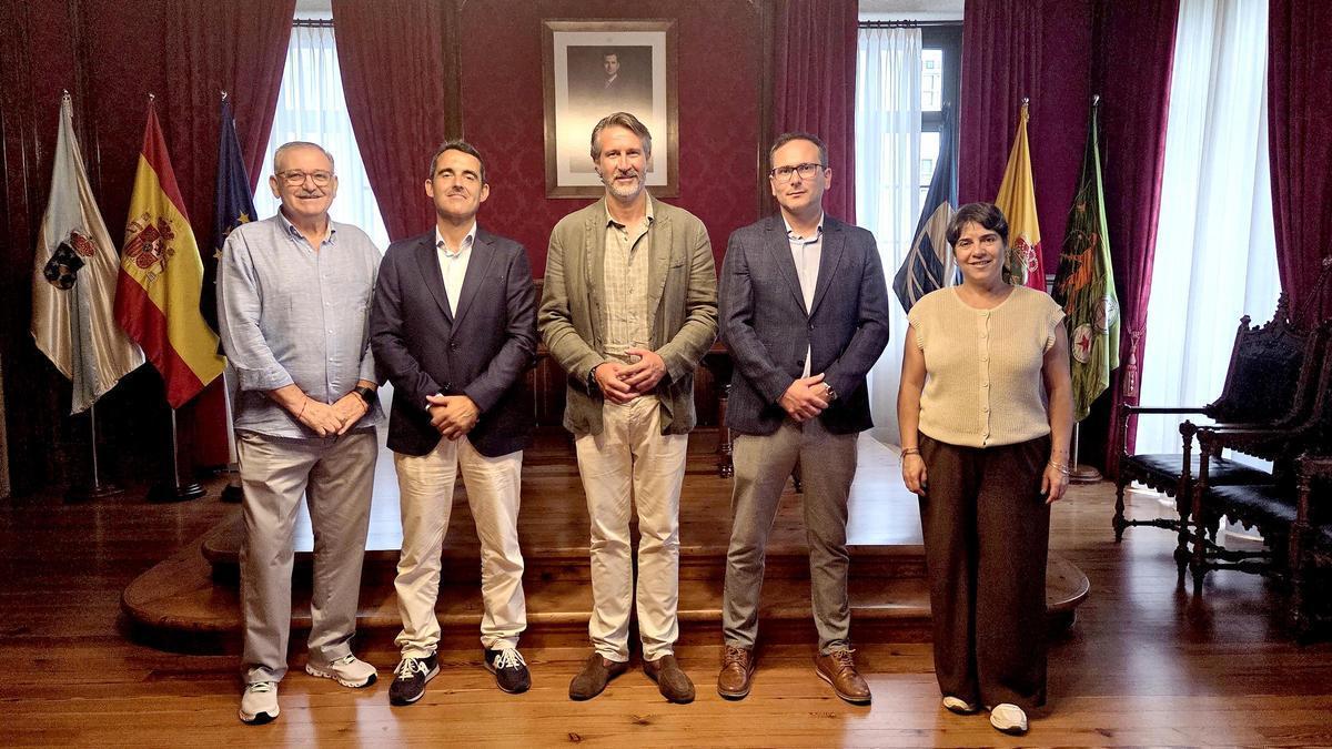 Varela, en el centro, entre Juan Andrés Pérez (a su izquierda) y Álvaro Vidal.