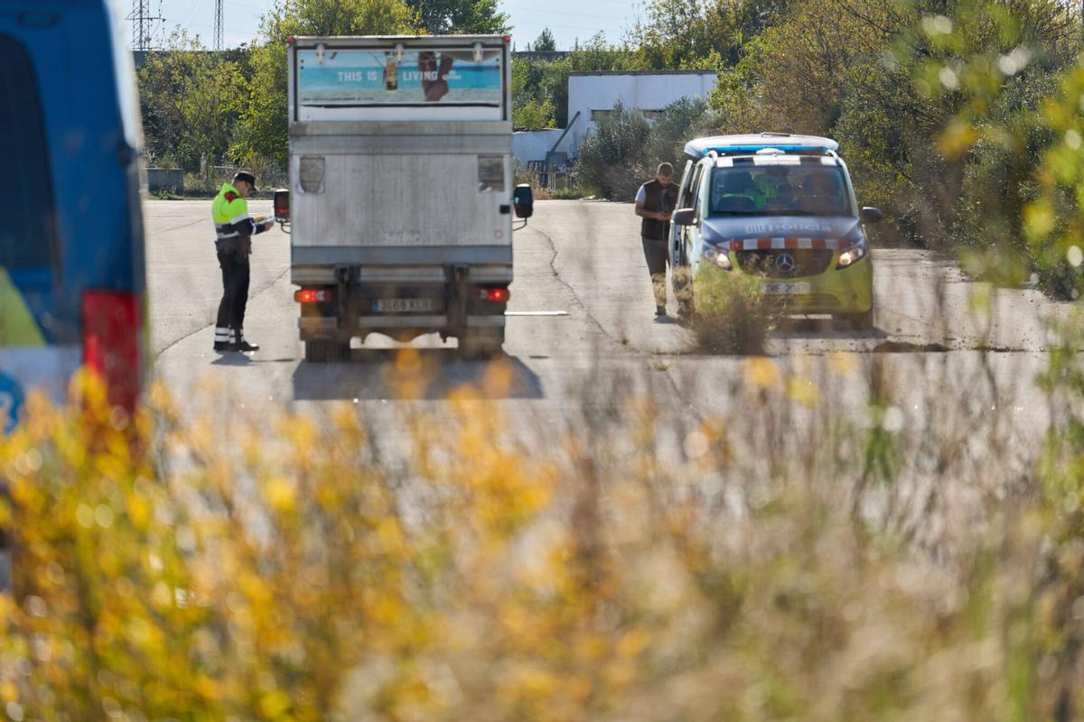 Les imatges del control policial a camions i furgonetes a l'AP-7, a Llers
