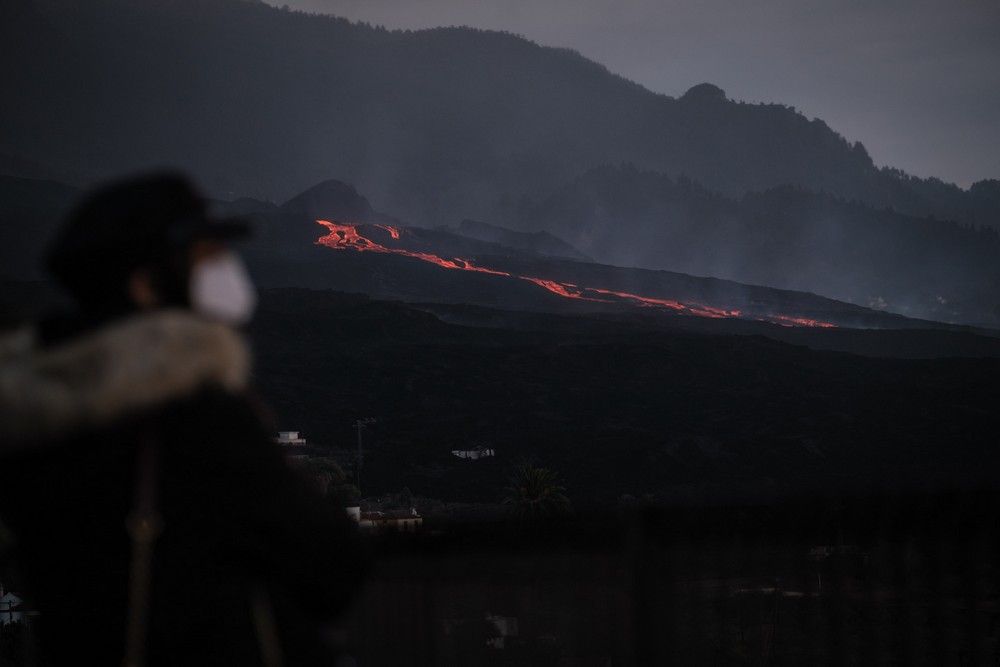 Traslado de agricultores de La Palma en una embarcación de la Armada Española durante la erupción del volcán