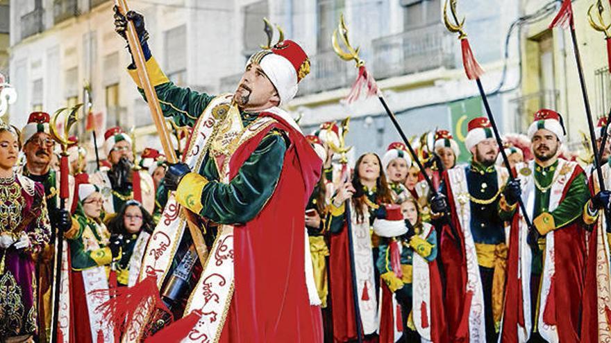 Los Moros y Cristianos de Sax transforman las calles