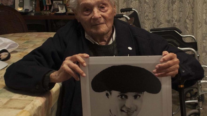 Canito, en su casa, con un retrato suyo de torero.