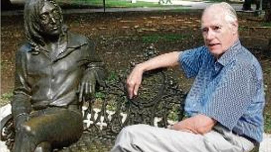 Martin amb una escultura de John Lennon, el 2002 a l&#039;Havana.