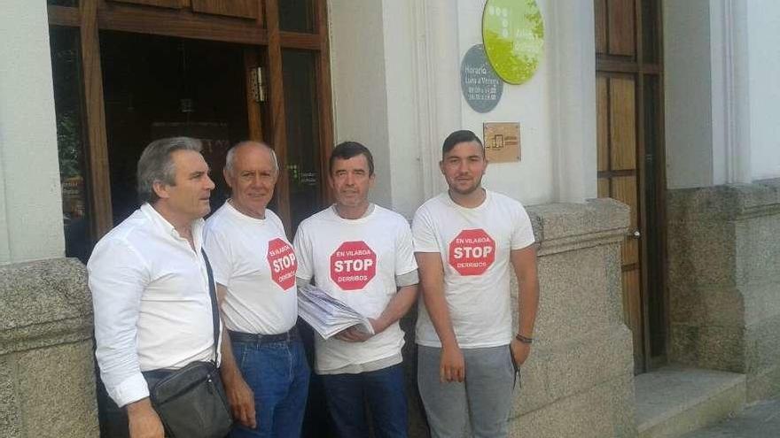 El alcalde y represenantes de la plataforma Salvemos Vilaboa ante la sede del Valedor do Pobo. // Faro