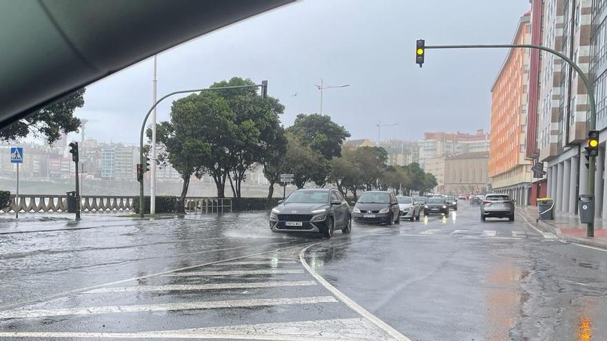 La lluvia no cesa y complica el tráfico en A Coruña