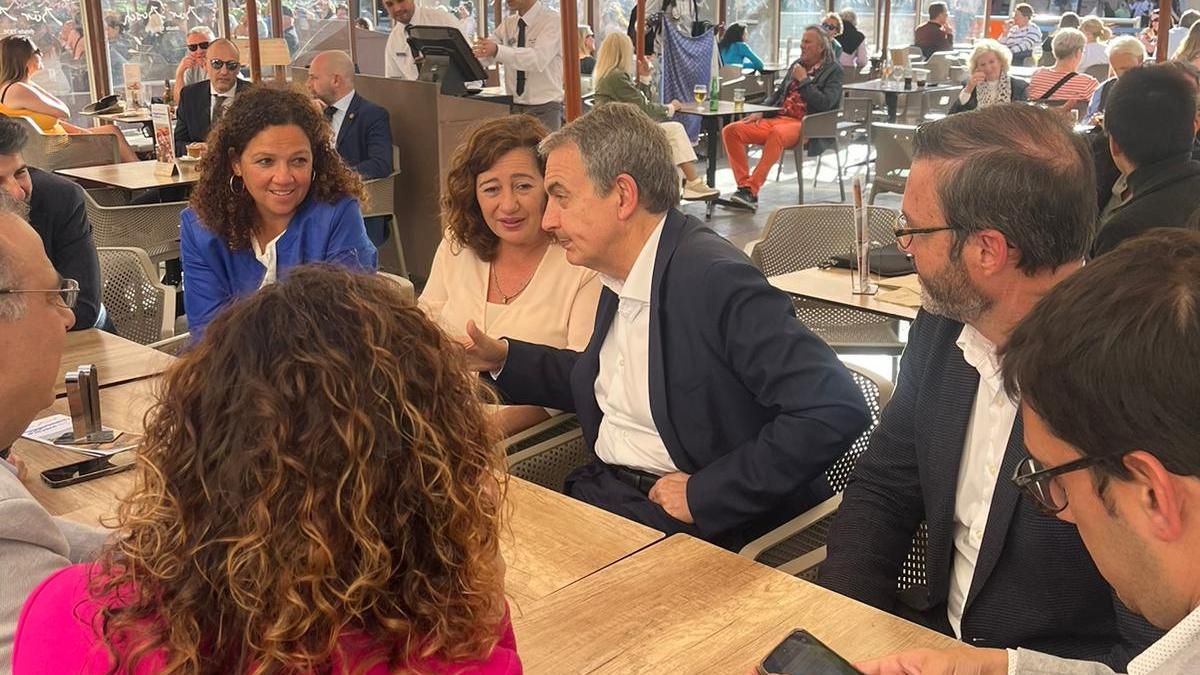 Zapatero en Mallorca: Las fotos del expresidente del Gobierno con Francina Armengol en el Bar Bosch de Palma
