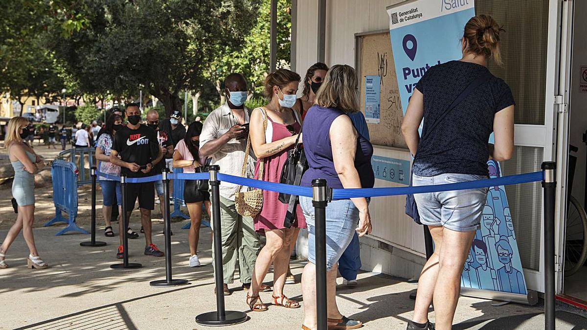 Cues a l’estrena del local Mas Enlaire de Blanes com a únic punt vacunal | DAVID APARICIO