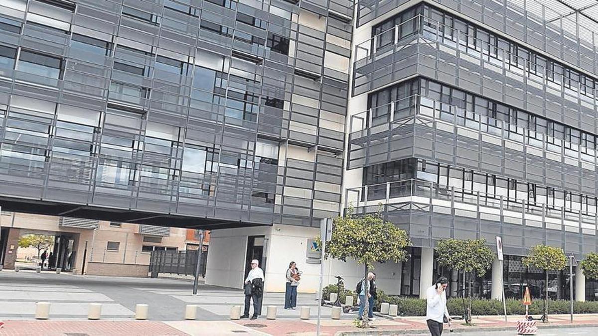 Fachada del gran edificio de la Agencia Estatal de Administración Tributaria de Murcia.