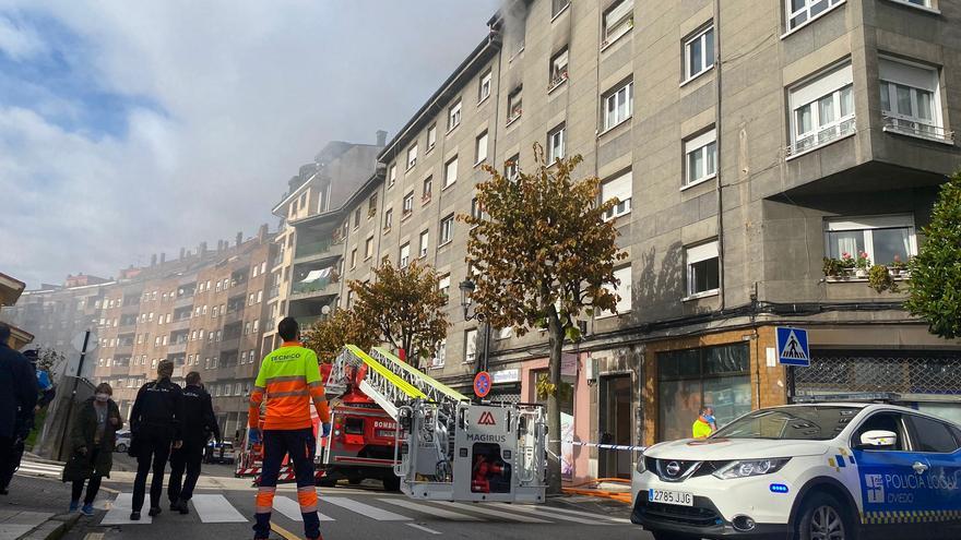 Un incendio en una vivienda en Oviedo causa una gran humareda y varios  vecinos terminan en el hospital - La Nueva España