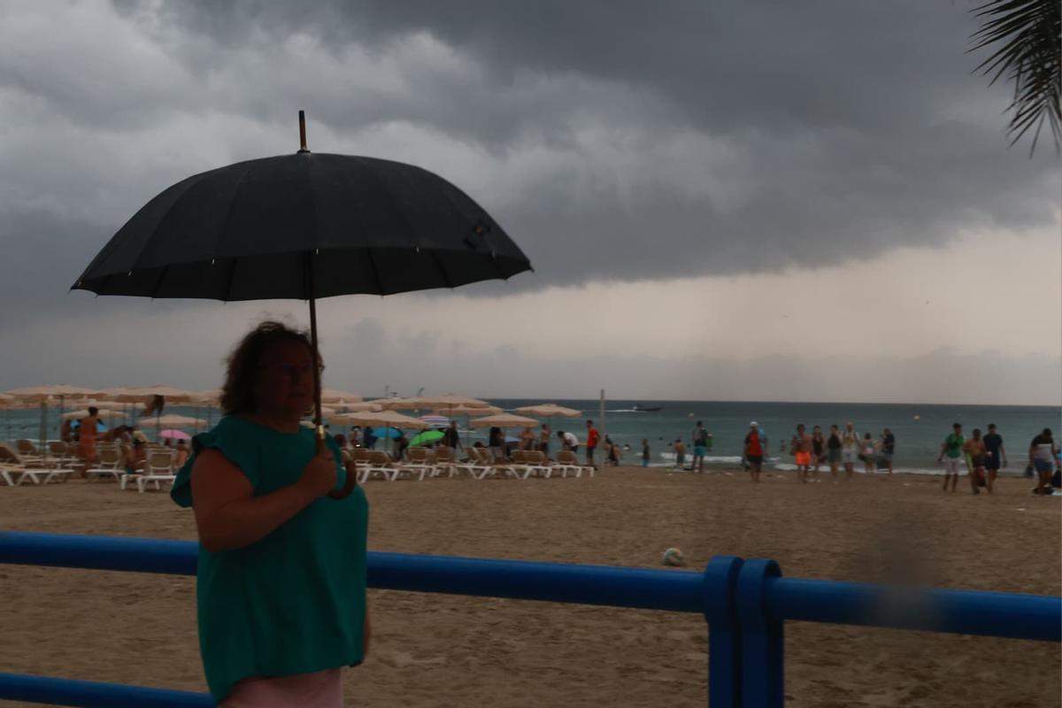 Así ha llegado la tormenta a la playa del Postiguet de Alicante