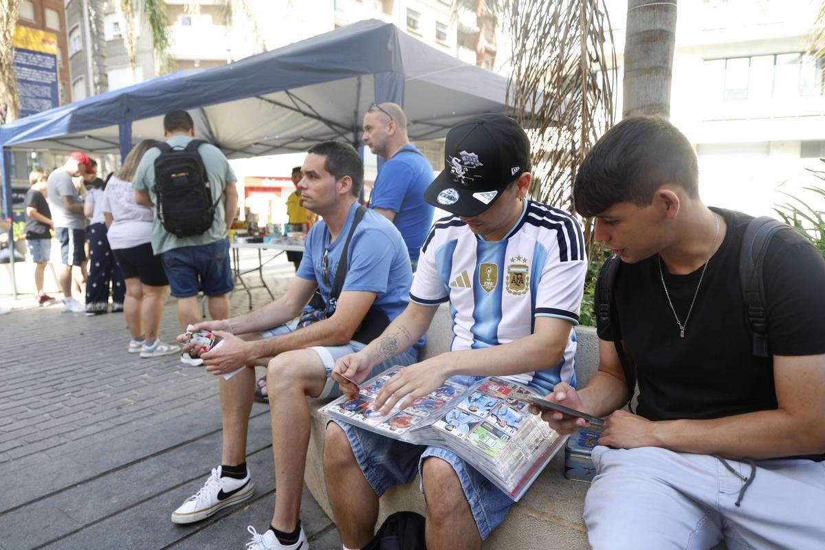 Valencia. Plaza de Brujas Reportaje de coleccionistas de cromos del mundial de fútbol Los domingos por la mañana los aficionados a las colecciones de cromos se dan cita en los alrededores de el Mercado Central Aficionados al fútbol y coleccionistas acuden para intercambiar cromos junto a puestos de vendedores profesionales de las colecciones de cromos. El mercado de cromos está en alza en general y el tirón del mundial de fútbol de USA Mexico y Canadá hace crecer la afición por la colección del momento. VLC