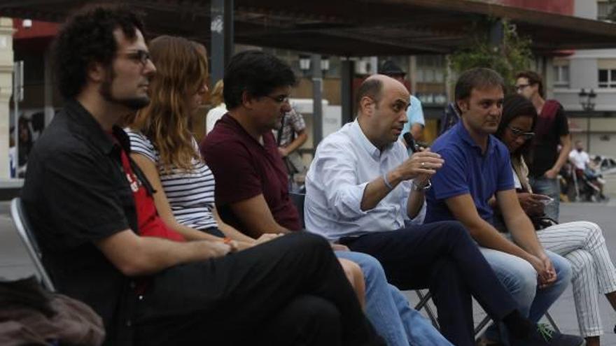 Los tres líderes del tripartito, junto a otros concejales del gobierno municipal de Alicante.