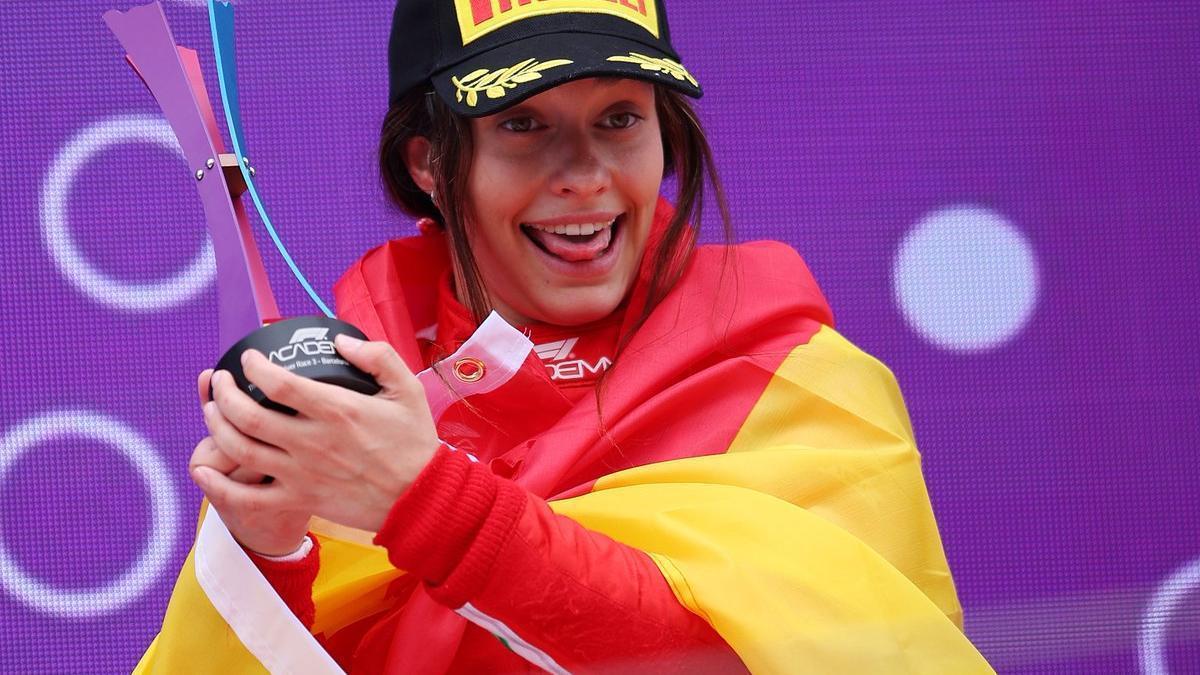 Marta García, en el podio de la tercera carrera del fin de semana en Montmeló