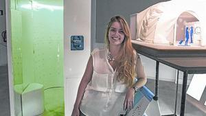 Scopinaro, alumna del IED, al costat de la dutxa per a aeroports.