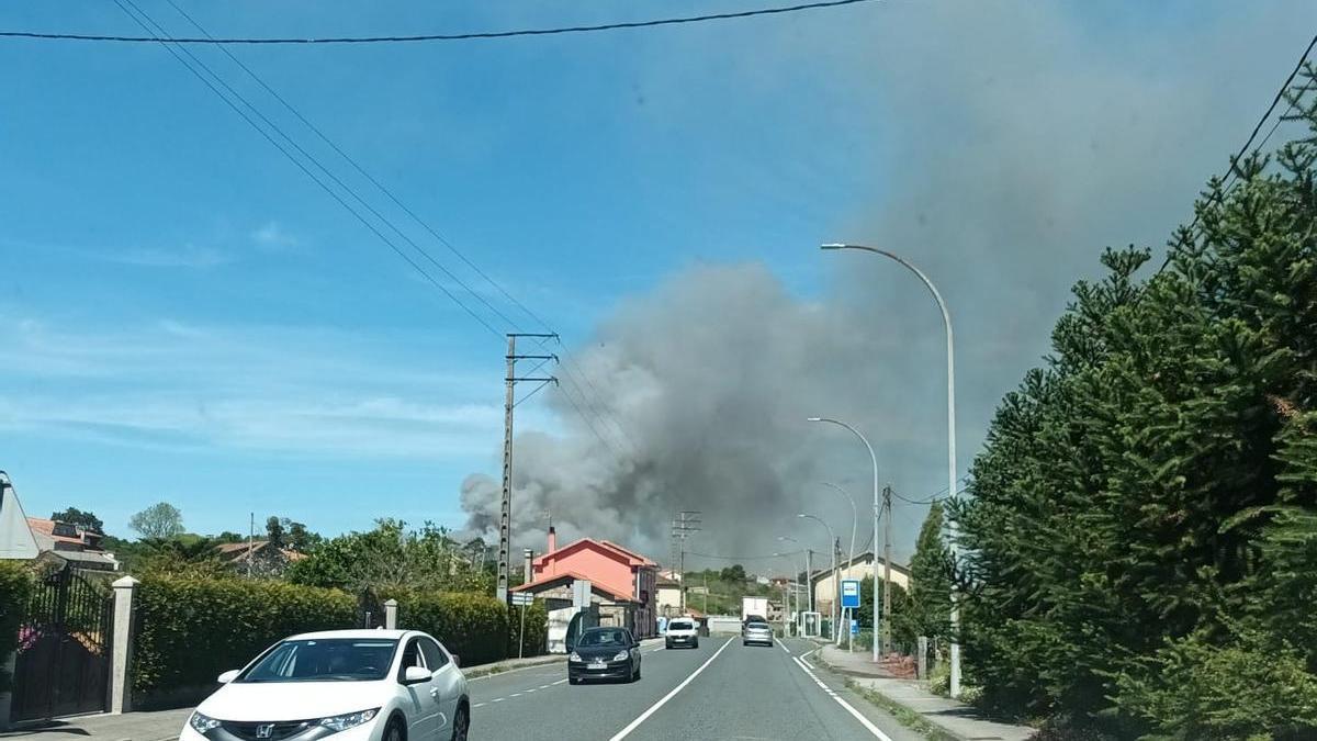 Vista del incendio forestal de esta tarde en Carracedo, Caldas.