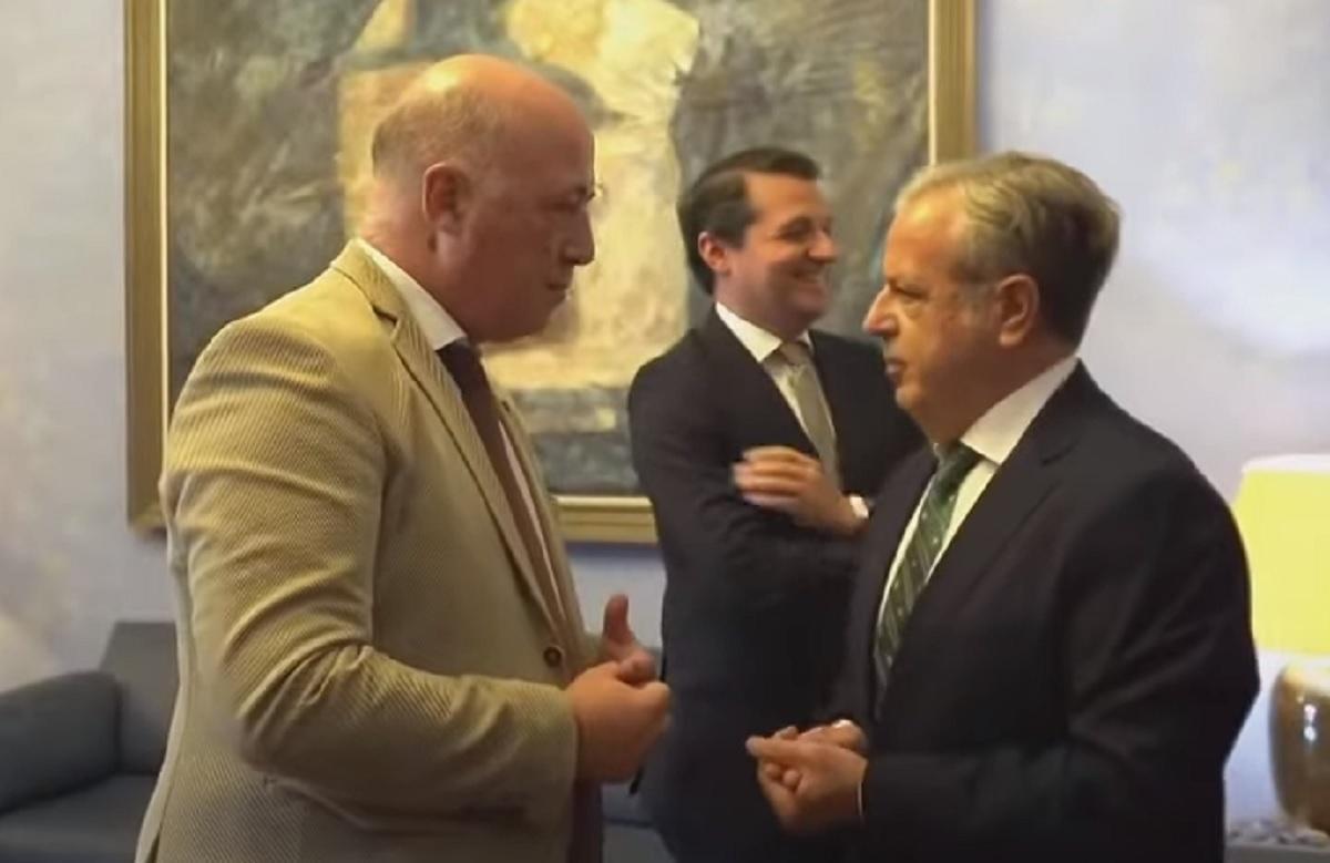 Antonio Ruiz y Salvador Fuentes charlan antes del pleno de constitución de la nueva Diputación, en una imagen de la retransmisión que lleva a cabo la propia institución provoincial.