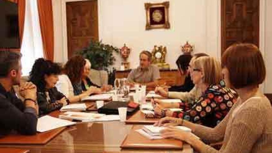 Guarido preside la primera reunión con Cáritas y Cruz Roja en la sala de comisiones.
