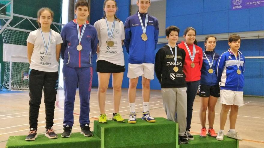 El podio de dobles mixto, con Jacobo Fernández y Lucía Rodríguez en el centro. // FdV