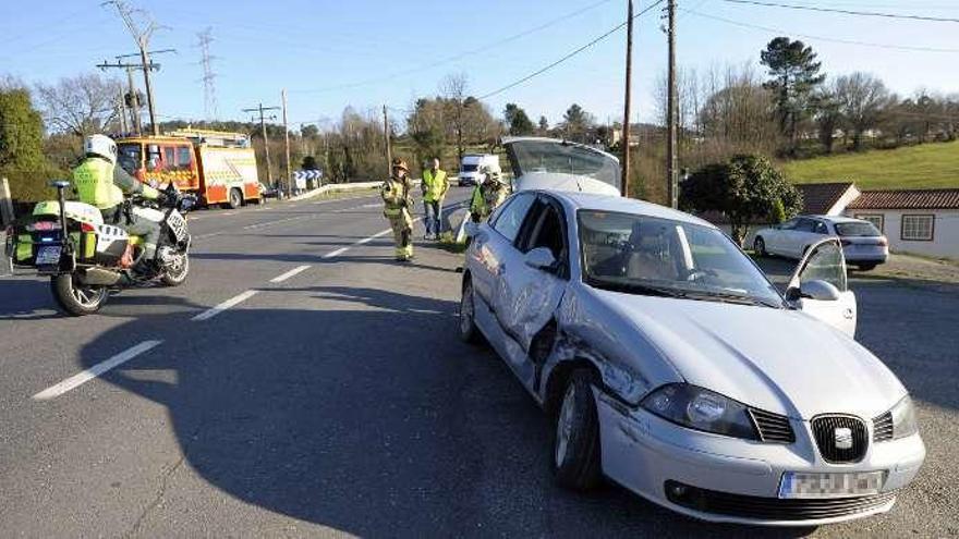 El coche siniestrado, en el que viajaba el matrimonio que se vio implicado en el accidente contra una grúa que se registró ayer por la tarde a la altura de Chapa. // Bernabé/Javier Lalín