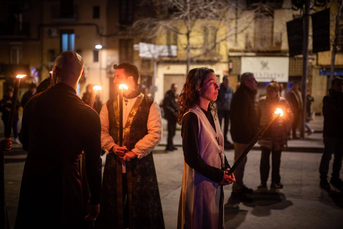 La prèvia de la Llum homenatja el miracle de la Séquia amb atletes, espelmes i espectacle