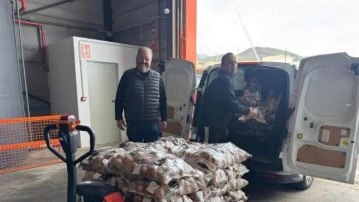 Juan Manuel Vega, a la izquierda, uno de los coordinadores de la asociación de García Escámez.