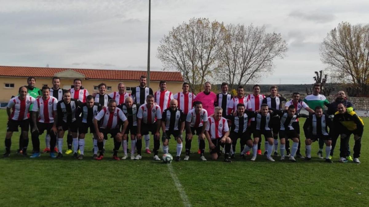 Foto de familia de los dos equipos. | Cedida