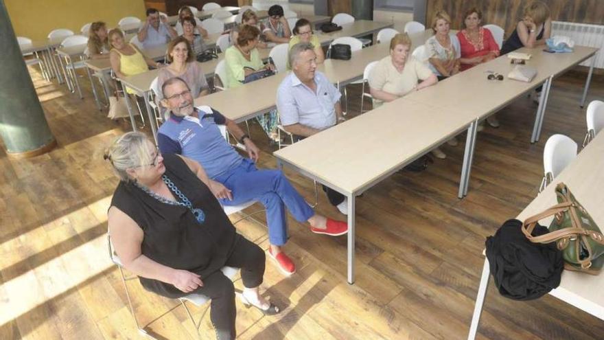 Las afectadas, ayer, durante la asamblea celebrada en Os Rosales.