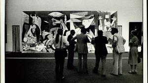 Fotografía del proceso de desmontaje del Guernica en el Moma