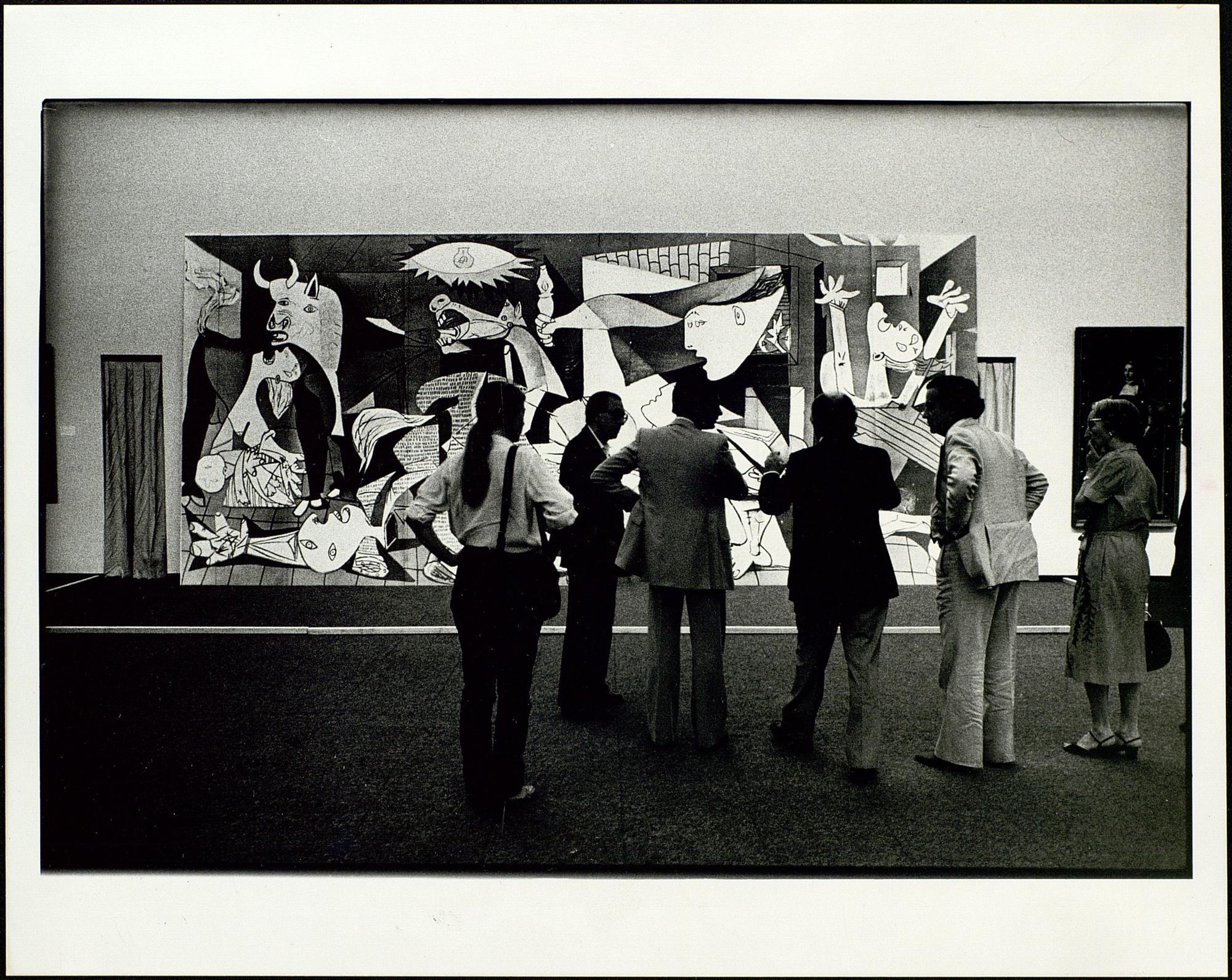 Fotografía del proceso de desmontaje del Guernica en el MOMA    Fondos del Archivo Histórico Nacional de España