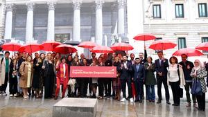 Varios agentes relacionados con el tejido emprendedor y con la tramitación de la nueva ley de ’start-ups’, a las puertas del Congreso este jueves.