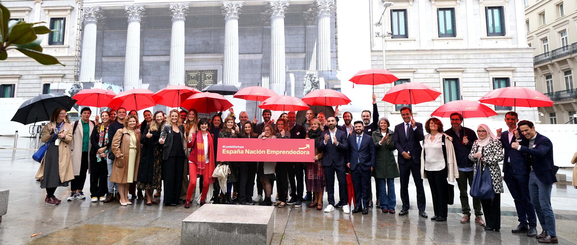 DAVID CASTRO MADRID Representantes del sector del emprendimiento innovador en el Congreso para celebrar la este hito junto al Alto Comisionado para España Nación Emprendedora, Francisco Polo , la aprobacion del Proyecto de Ley de fomento del ecosistema de las empresas emergentes, también conocido como Ley de Startups. Imagen DAVID CASTRO