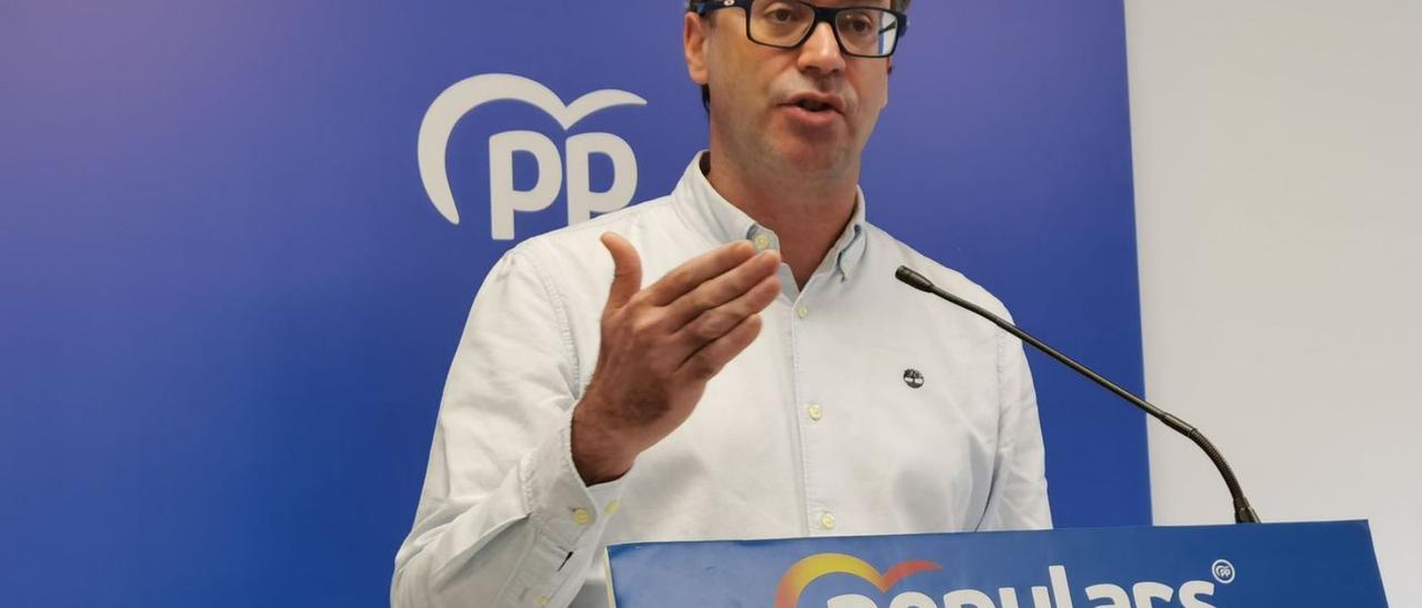 El portavoz del PP, Toni Costa, explica las enmiendas. | PP