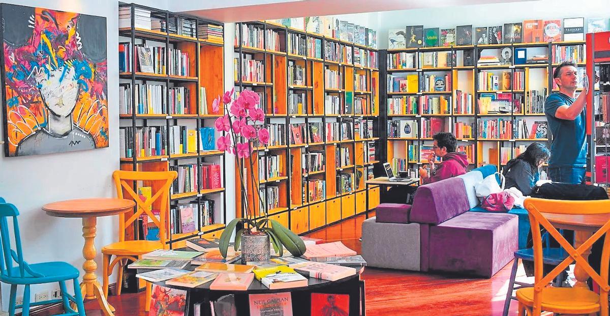 Interior de la librería La Verbena, en la ciudad colombiana de Bogotá.