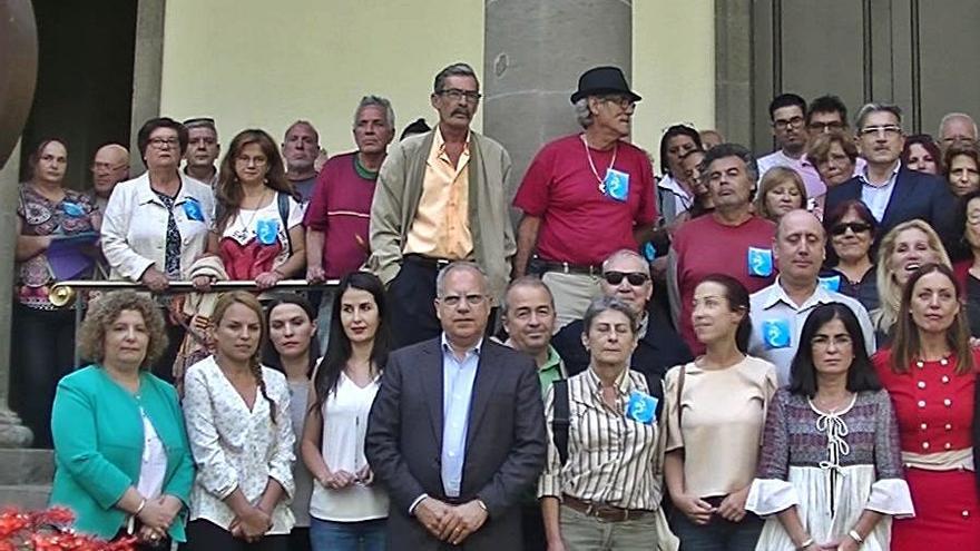 Miembros del Colectivo Sin Identidad y varios políticos en el Parlamento. | | E.D.