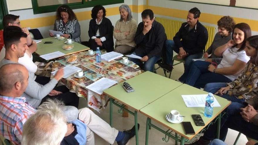 Las Anpa y los candidatos se reunieron ayer en la cafetería del IES Illa de Ons. // Santos Álvarez