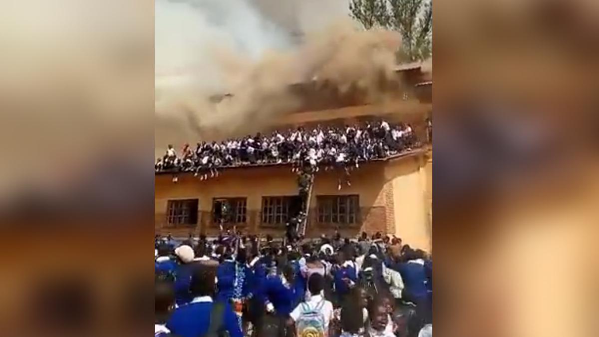 Alumnas saltan de un techo para escapar de un incendio en una escuela en la República Democrática del Congo