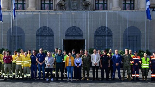 Foto de familia tras la presentación del balance de operativo contra incendios 2025 con la presencia de los representantes de los diferentes cuerpos y estamentos, junto a la presidenta del Cabildo, Rosa Dávila. | ED/LOT | ED/LOT