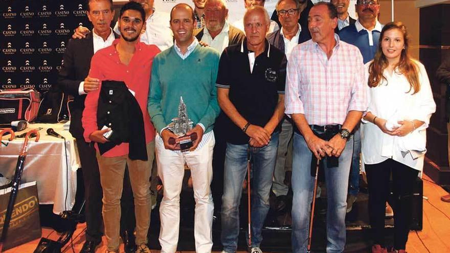 Vencedores y organizadores posan con sus trofeos.