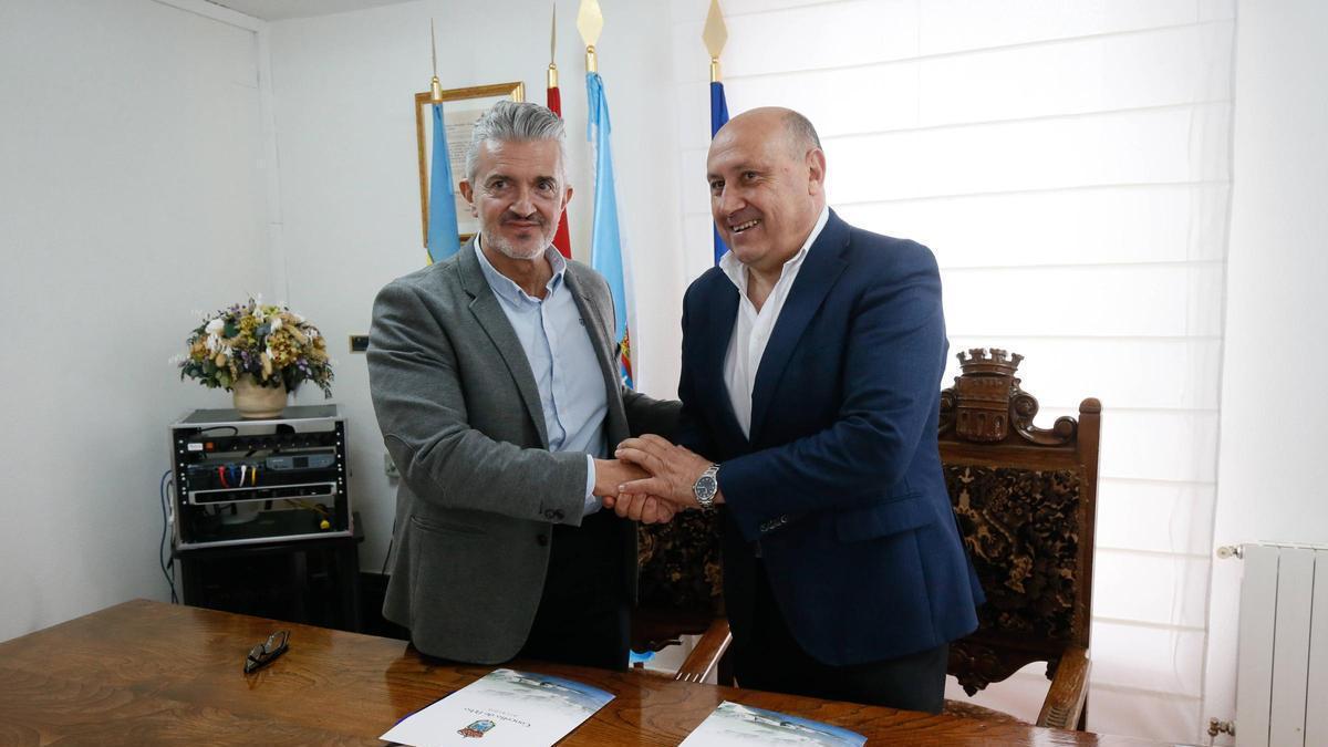 Juan Ramón Meléndez, director general de Re-Viste, y el alcalde de Arbo, Horacio Gil, en la firma del convenio.